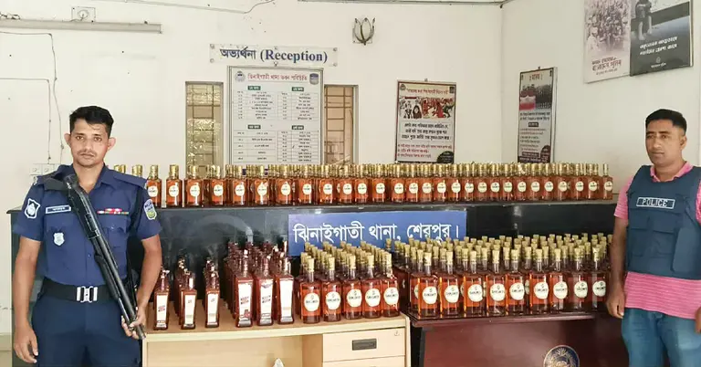 সীমান্ত থেকে অভিযানে জব্দ করা ভারতীয় মদ